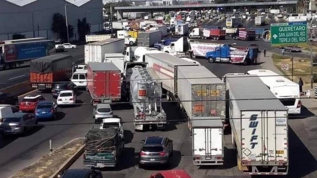 Al iniciar vacaciones, transportistas bloquean salidas rumbo a Cuernavaca, Pachuca y Querétaro