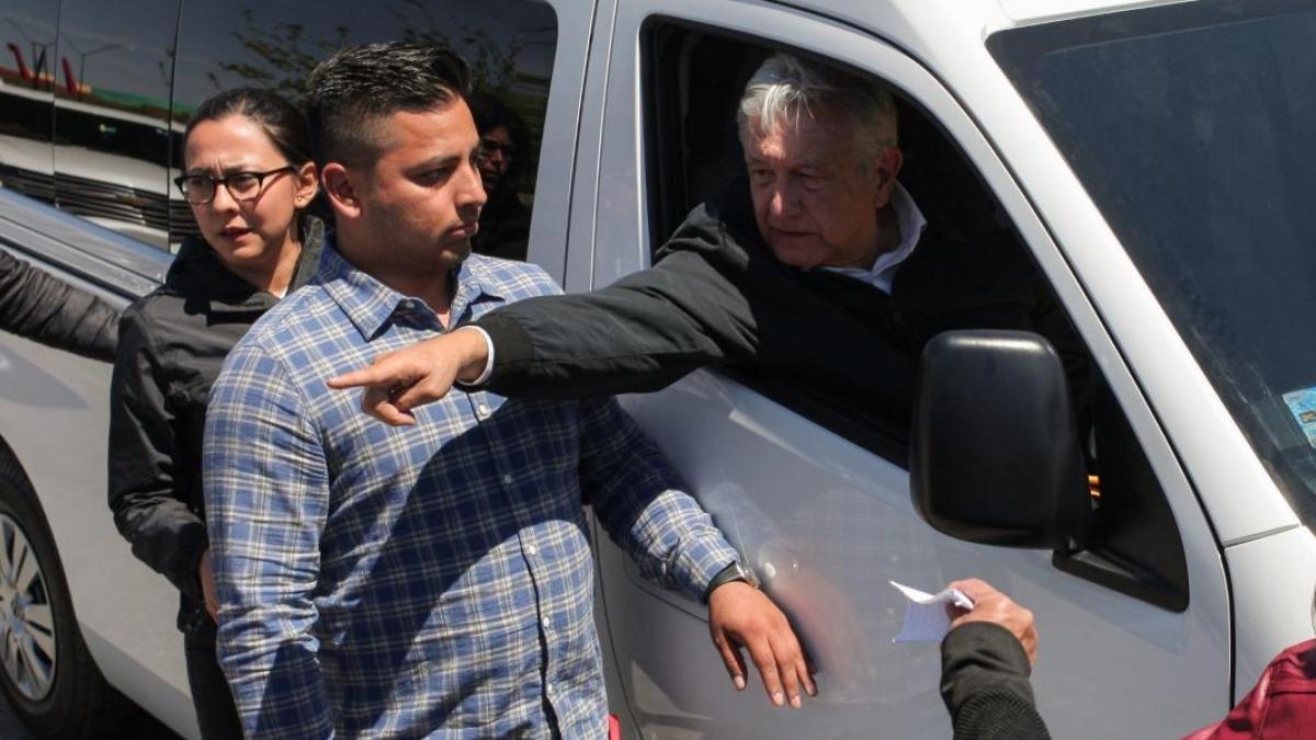 Migrantes protestan frente a camioneta de AMLO en Ciudad Juárez; '¡Justicia!', gritan