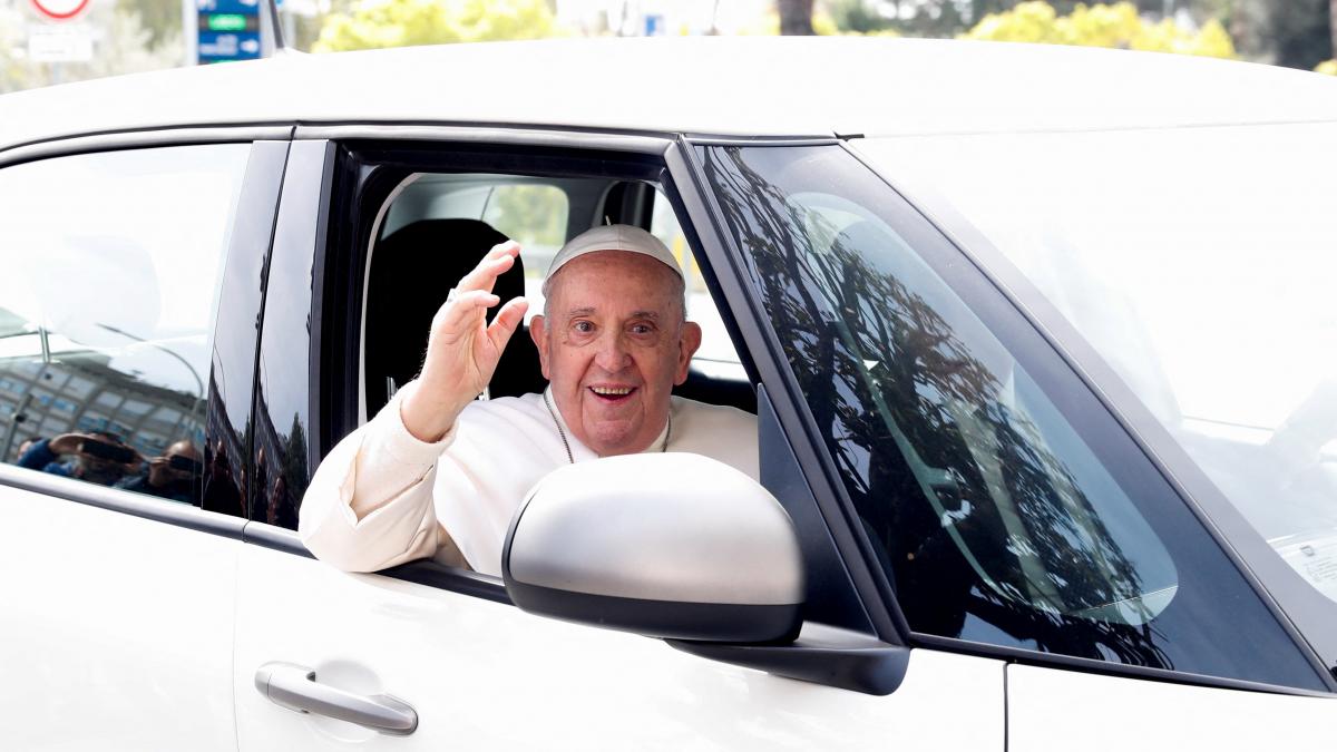 After three days Pope Francis leaves the hospital