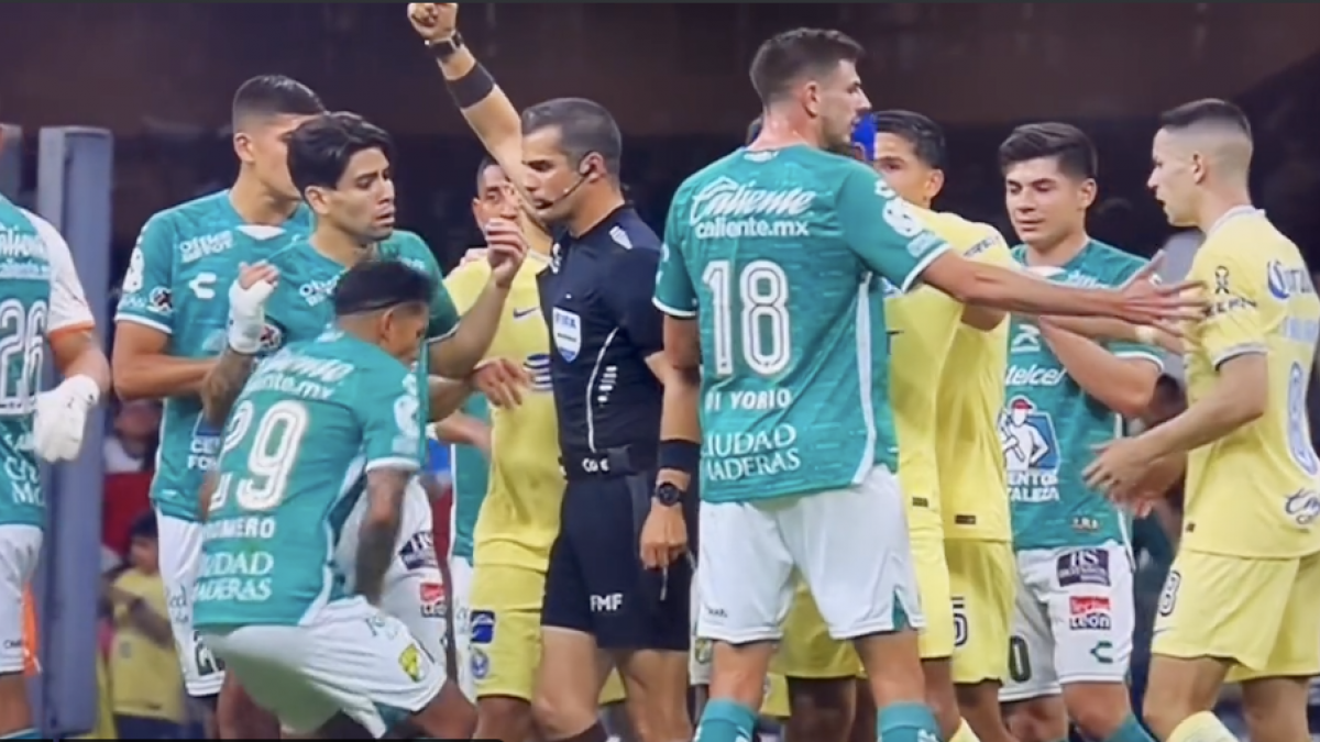 América vs León: Así fue la artera AGRESIÓN del árbitro Fernando Hernández a Lucas Romero (VIDEO)