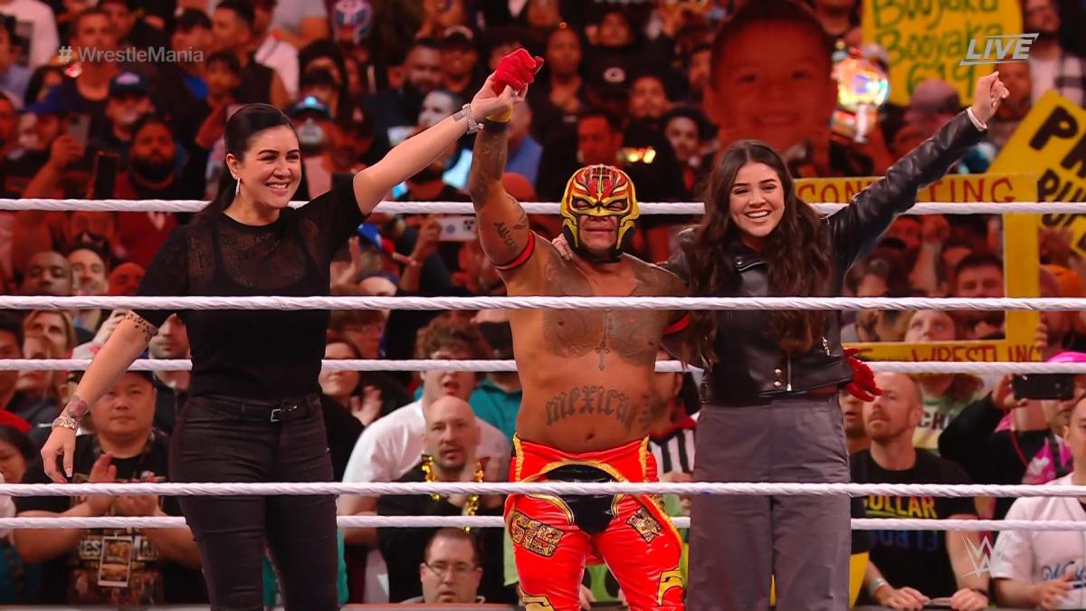 WWE: Rey Mysterio vence a su hijo Dominik gracias a una inesperada AYUDA de Bad Bunny en Wrestlemania 39 (VIDEO)