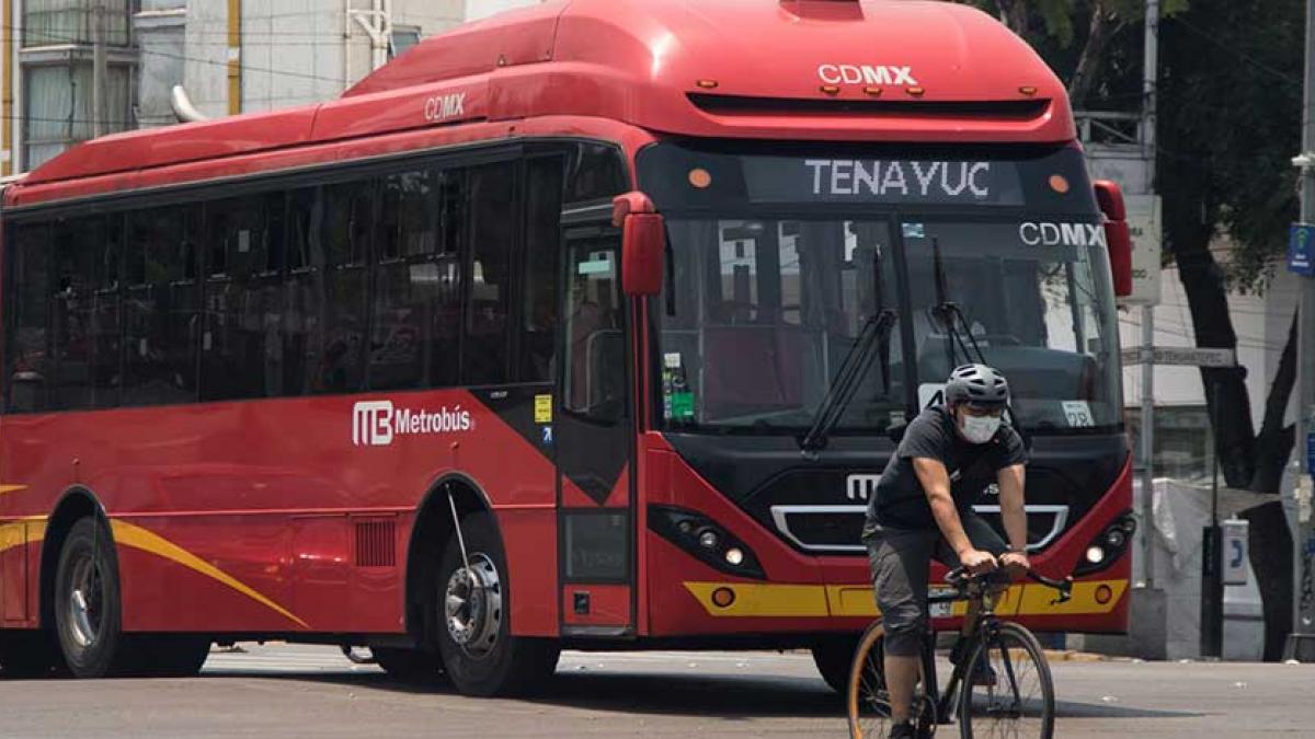 Metrobús choca con particular en avenida Balderas de la Ciudad de México