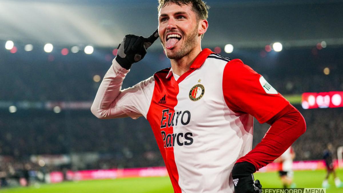 ¡On Fire! Santiago Giménez marca GOLAZO en semifinal de Copa entre Feyenoord y Ajax (VIDEO)