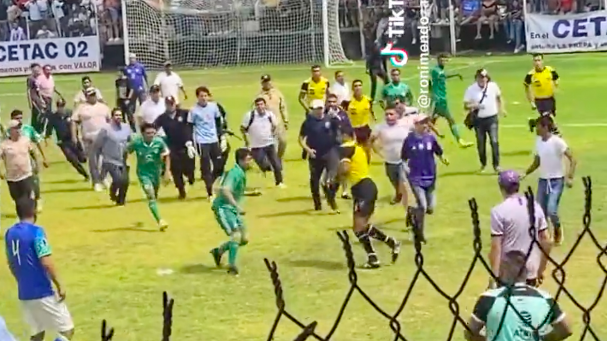 VIDEO: Roberto García Orozco, exárbitro de la Liga MX, correteado y agredido en un partido llanero; ¡Lo sacan a golpes!