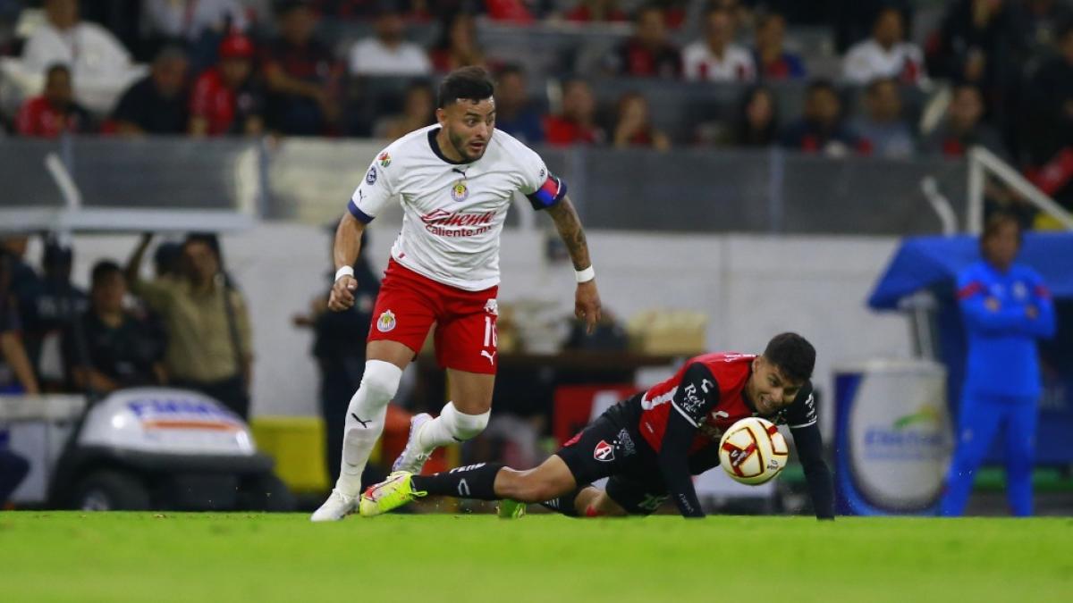 Chivas: Alexis Vega se traba y tartamudea en discurso previo al clásico tapatío y las redes se burlan de él (VIDEO)