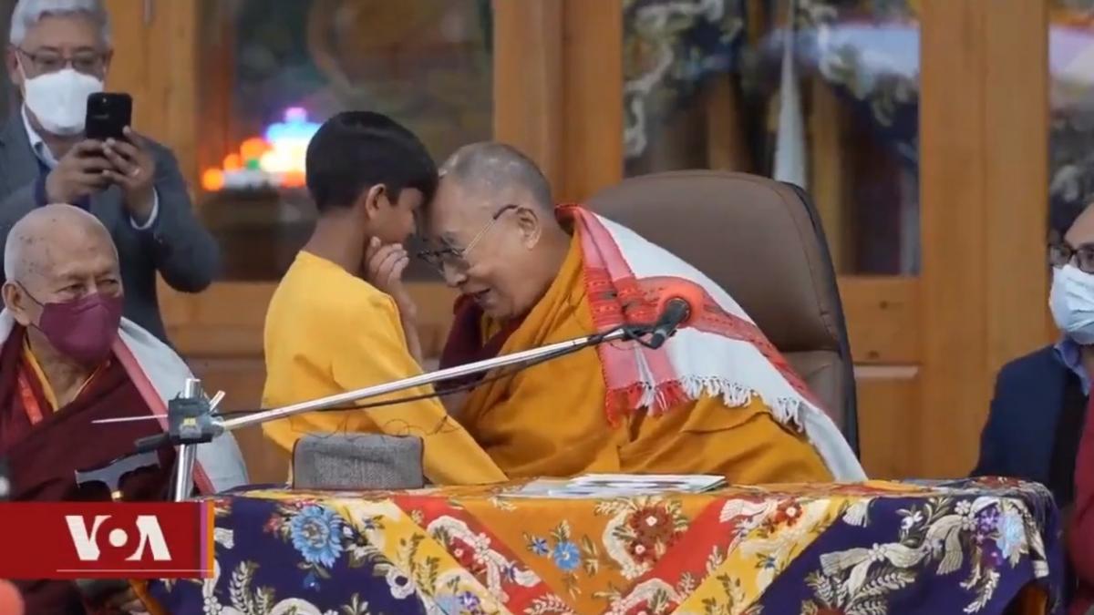 "Chúpame la lengua": Dalai Lama besa a menor en la boca y video incendia las redes