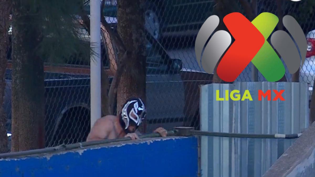 VIDEO: ¡DE LOCOS! 'Rey Mysterio' invade el campo durante un partido de la Liga MX