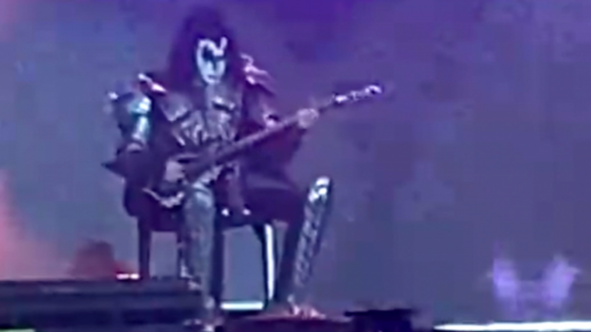 Gene Simmons de Kiss se pone mal a medio concierto; este es su estado de salud (VIDEO)