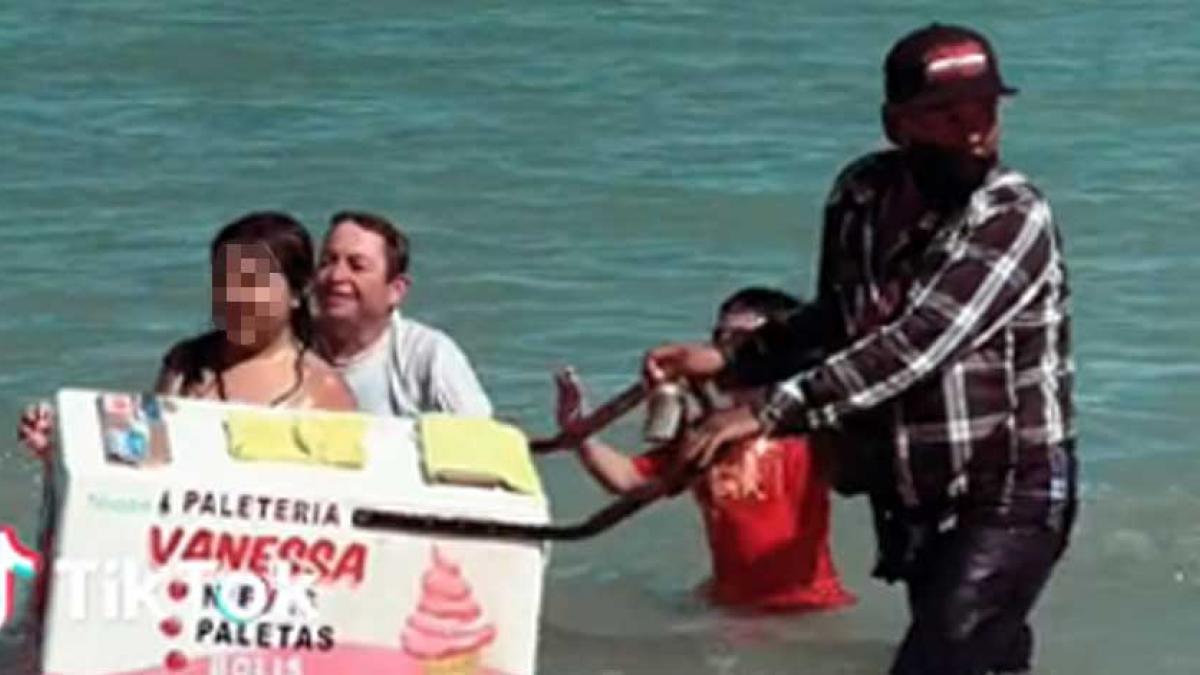 VIDEO. Así se las ingenia el don de las nieves, paletas y bolis para vender entre las olas del mar