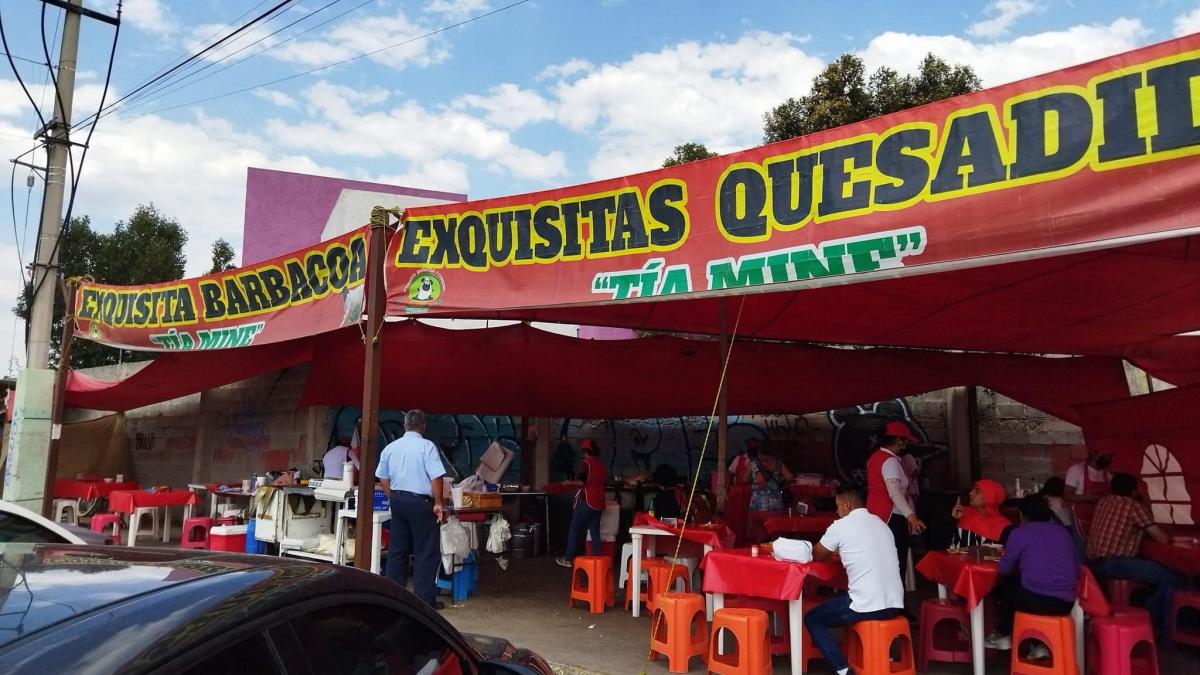 Mujer exhibe puesto de barbacoa; en la quesadilla había un clavo: 'rompió mi diente'