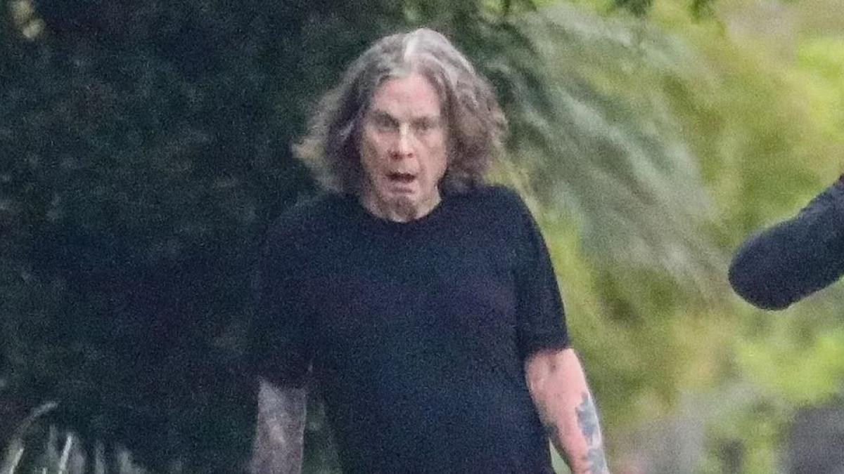 Captan a Ozzy Osbourne paseando y preocupa a fans por su batalla con el Parkinson