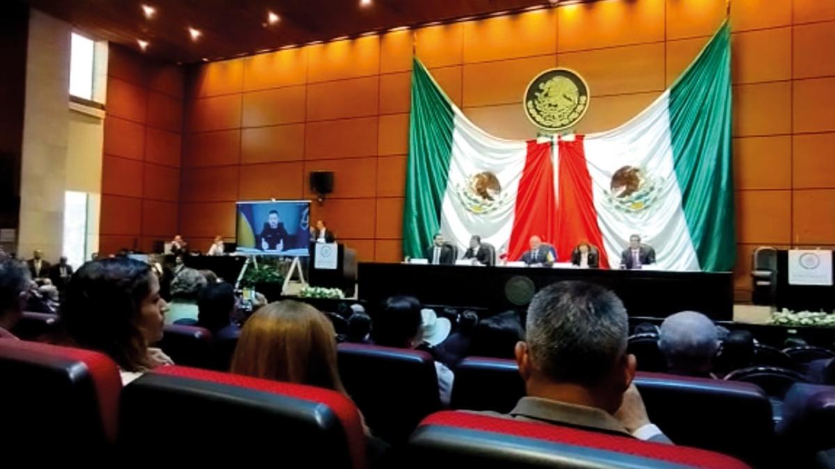 Diputados aplauden al presidente de Ucrania, quien a distancia ofrece mensaje