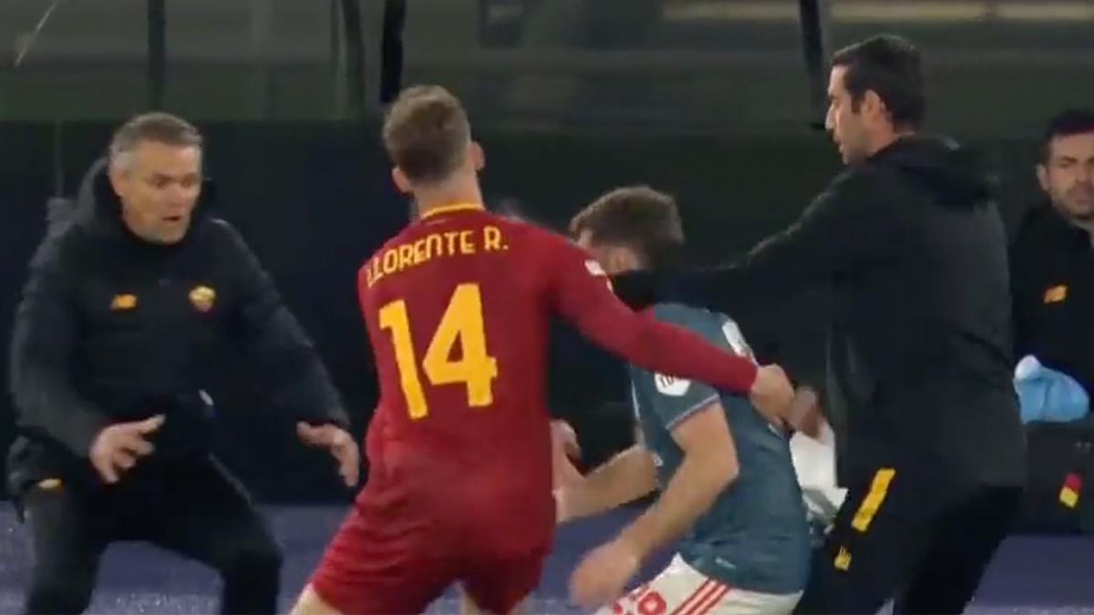 Europa League: Santiago Giménez recibe un despiadado golpe, en la cara, del asistente de Mourinho que casi lo noquea (VIDEO)