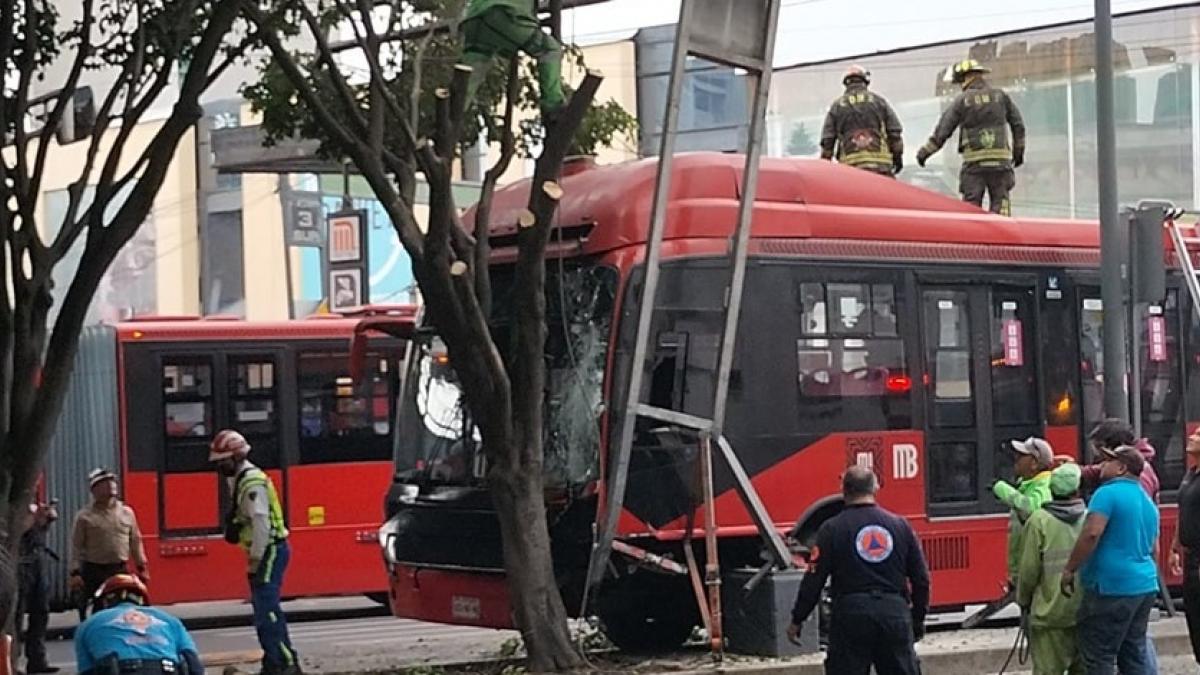 Unidad de Metrobús choca contra un árbol en Insurgentes Sur; hay 20 heridos