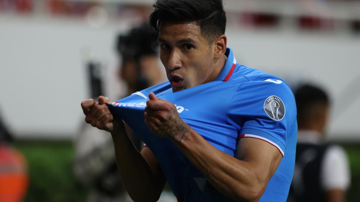 Chivas vs Cruz Azul: Uriel Antuna y su eufórico beso a la playera de La Máquina en su festejo del gol contra el Rebaño (VIDEO)