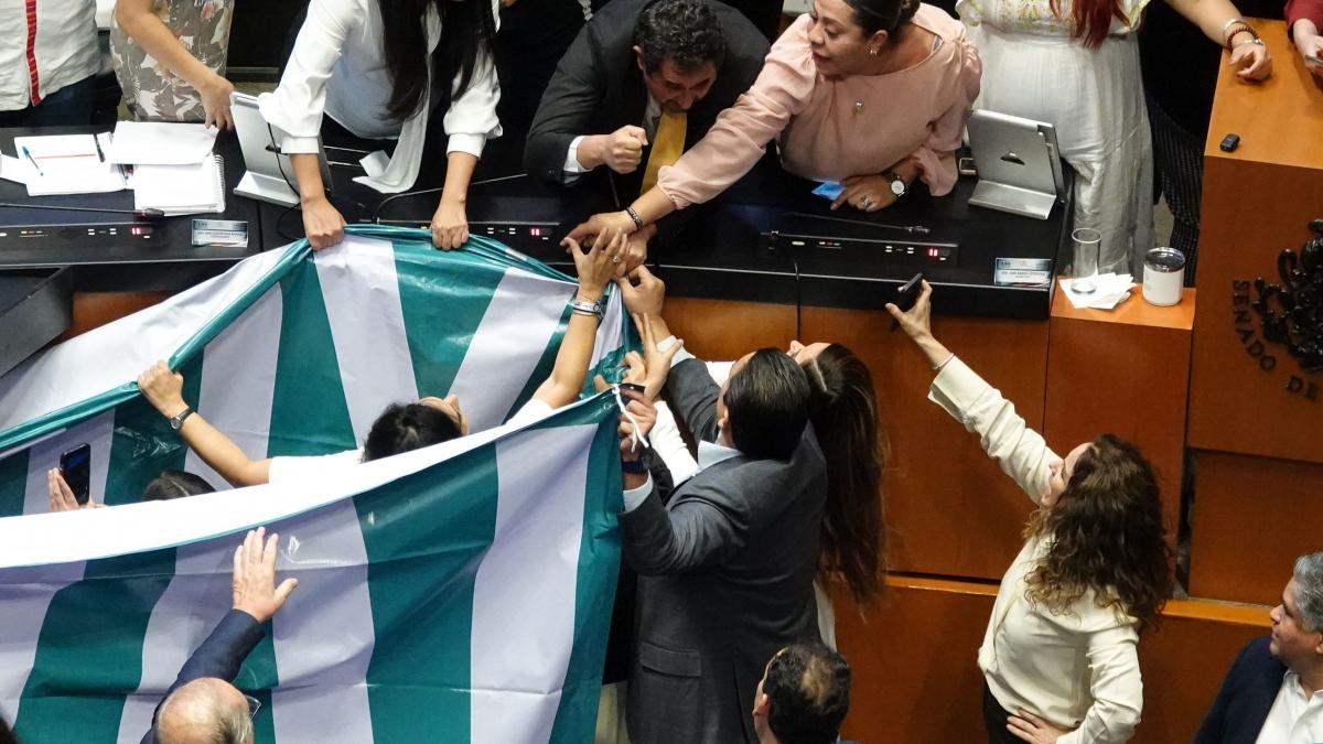 Morena en el Senado da revés al Inai, a oposición y... a Monreal