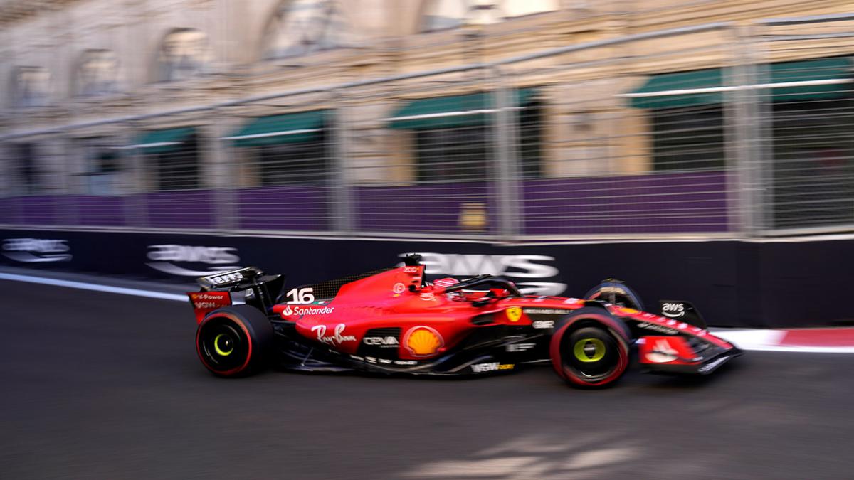 F1 | GP Azerbaiyán: Charles Leclerc se lleva el primer día y supera a los poderosos Red Bull; Checo termina tercero