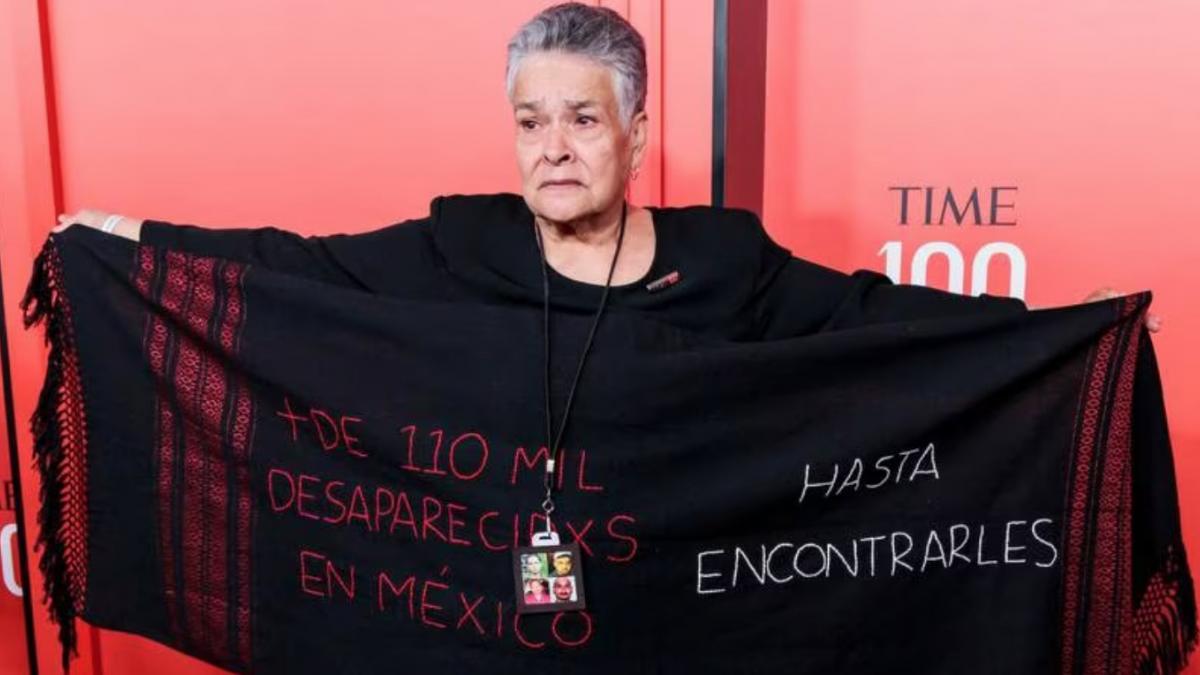 'Hasta encontrarles'. María Herrera Magdaleno se presenta en gala de TIME con mensaje en su chal