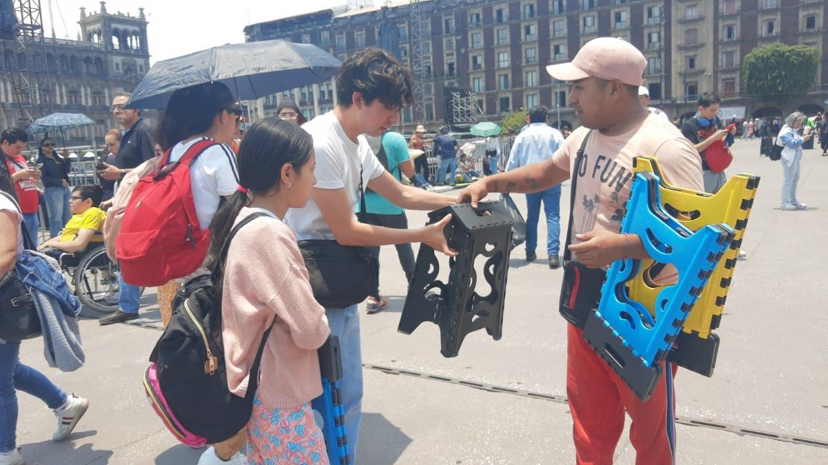 Rosalía en el Zócalo: vendedores 'hacen su agosto' con bancos, baterías, sombrillas...