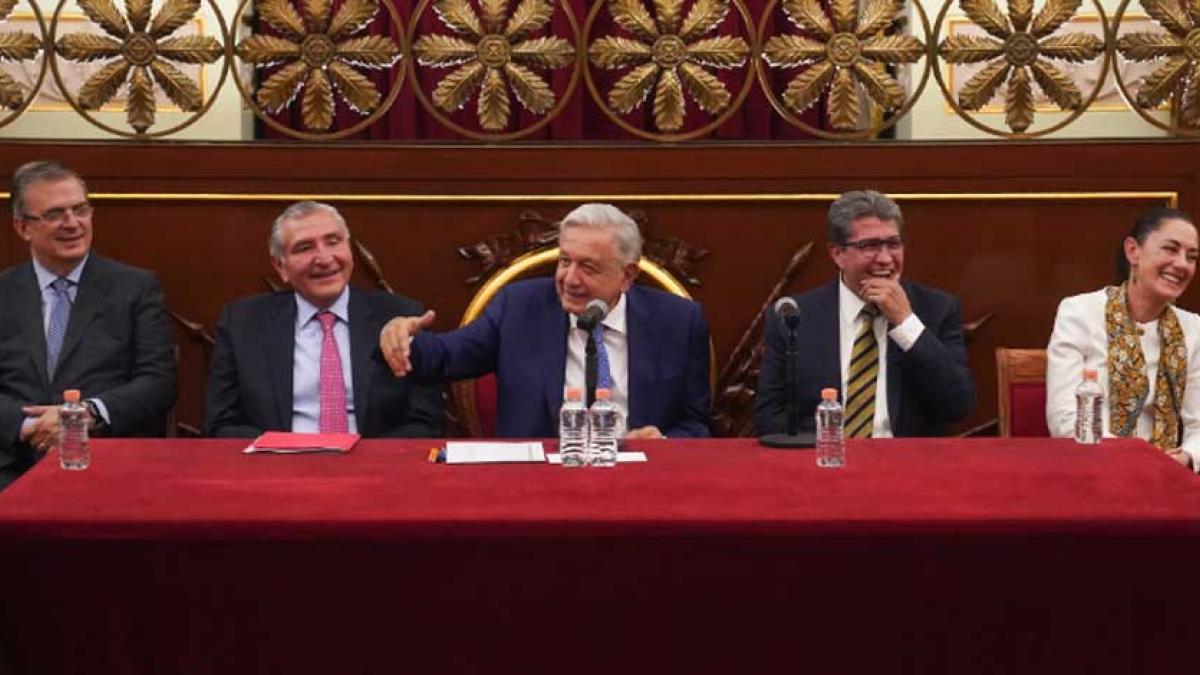 Se reúne AMLO con corcholatas y senadores de Morena