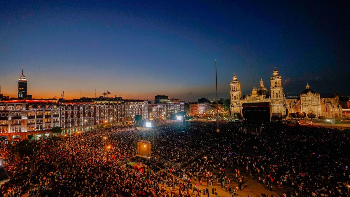 Rosalía en el Zócalo. Fan se desmaya durante concierto de la motomami