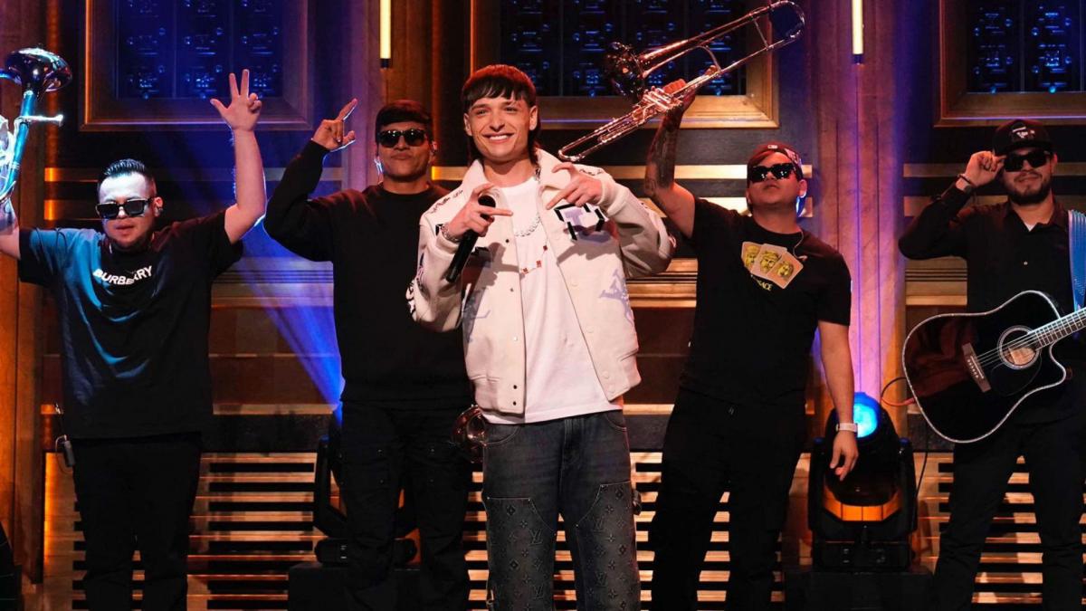 Peso Pluma: Así fue su triunfal participación con Jimmy Fallon (VIDEO)