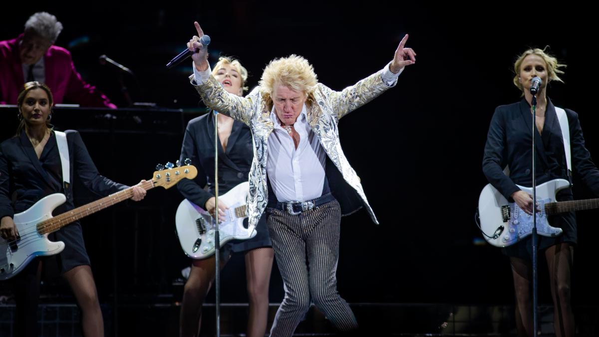 Rod Stewart deslumbra a 16 mil personas en el Palacio de los Deportes