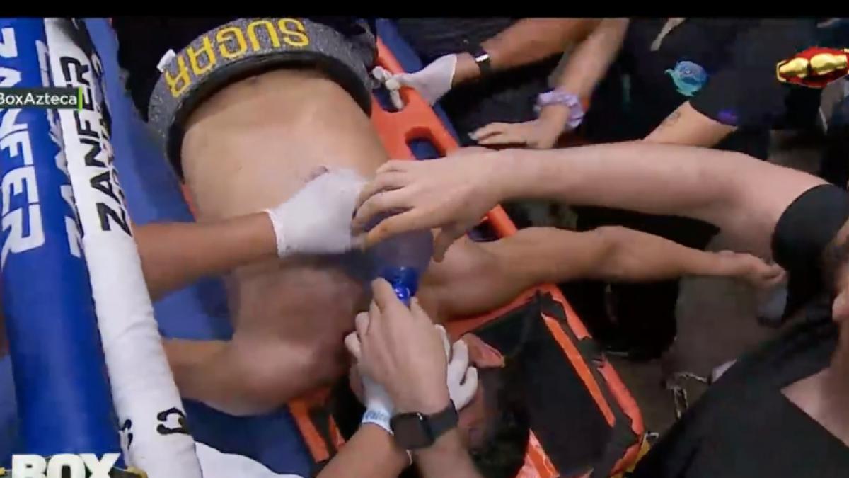 VIDEO: Boxeador se desvanece tras golpe en la cabeza y sale en ambulancia; imágenes sensibles