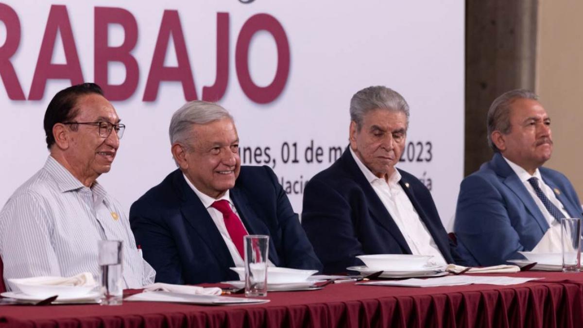 Con líderes de todas las corrientes políticas, AMLO celebra el Día del Trabajo