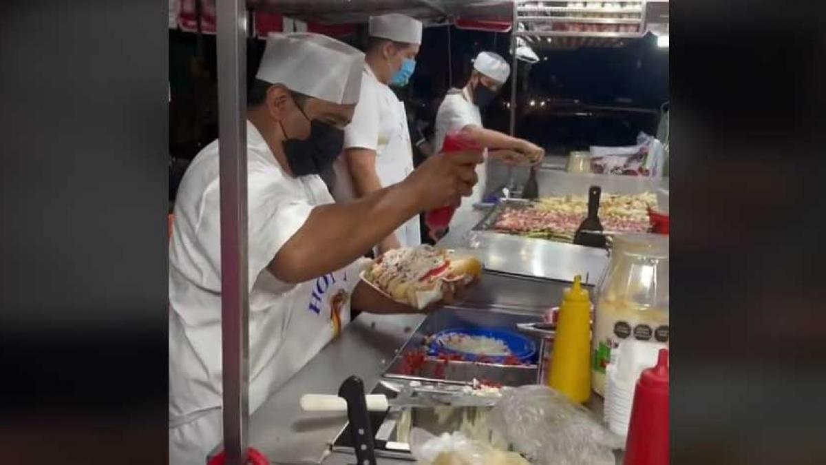 VIDEO. ¿Comida rápida? Este local prepara los 'hot dogs' de volada; chécalo