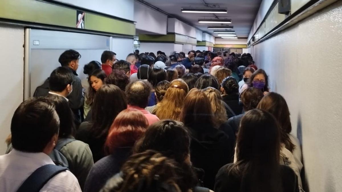 Metro CDMX. Reportan humo y retrasos de hasta 20 minutos en Línea 3