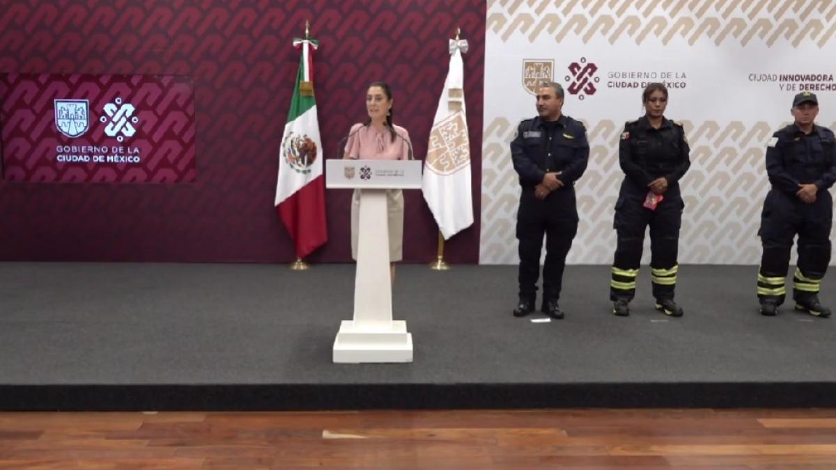 FOTOS. Claudia Sheinbaum presenta nuevos uniformes para el Heroico Cuerpo de Bomberos de CDMX