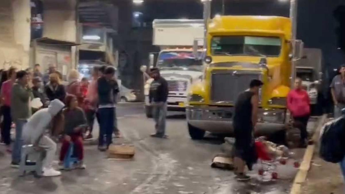 Continúa bloqueo en Avenida Central; afecta a miles de automovilistas