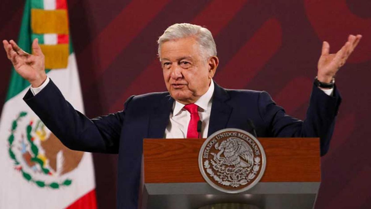 AMLO se reúne en restaurante con 'corcholatas' y líderes de Morena