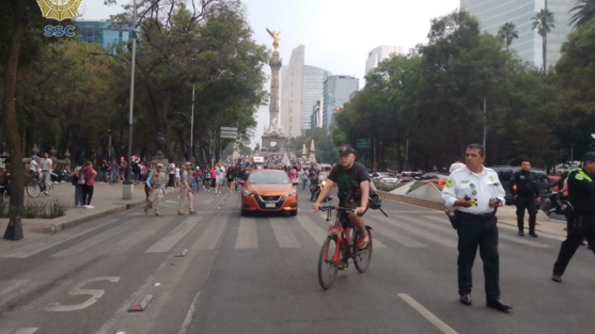 Manifestantes cierran Paseo de la Reforma, a la altura del Ángel de la Independencia