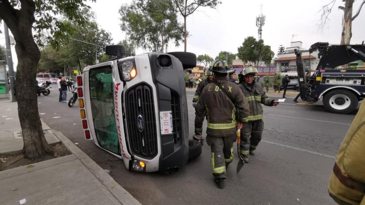 Vuelca ambulancia con todo y paciente en Coyoacán; hay 3 heridos