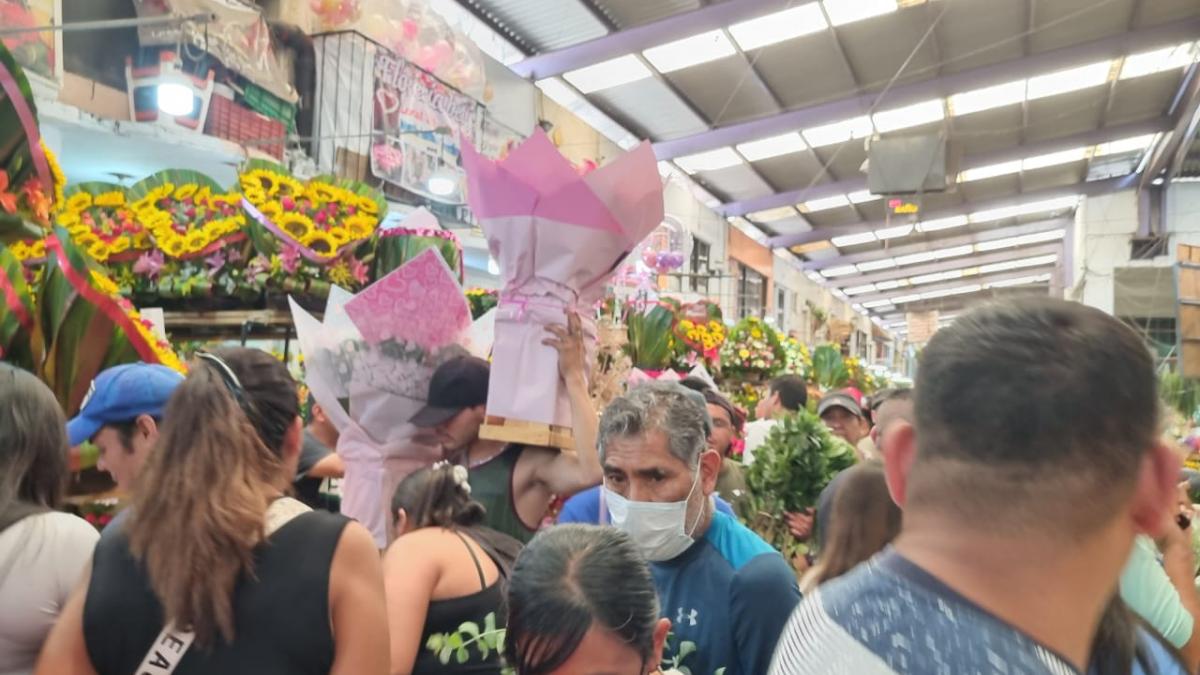 Capitalinos buscan flores y mariachis para las madres