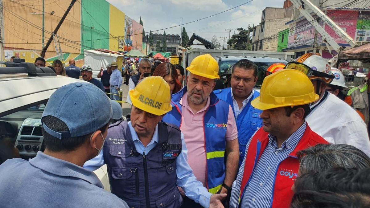 Giovani Gutiérrez, alcalde de Coyoacán, atiende afectación por caída de espectacular