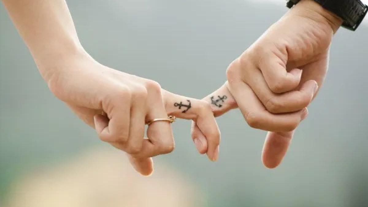 VIDEO. Pareja se tatúa 'por amor' y terminan; se fueron sin pagar el tatuaje