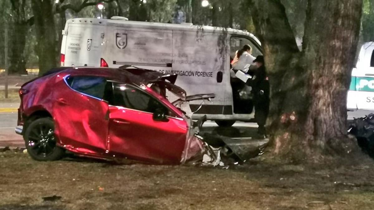 Hombre muere tras impactar su auto deportivo contra una roca en Ciudad Universitaria