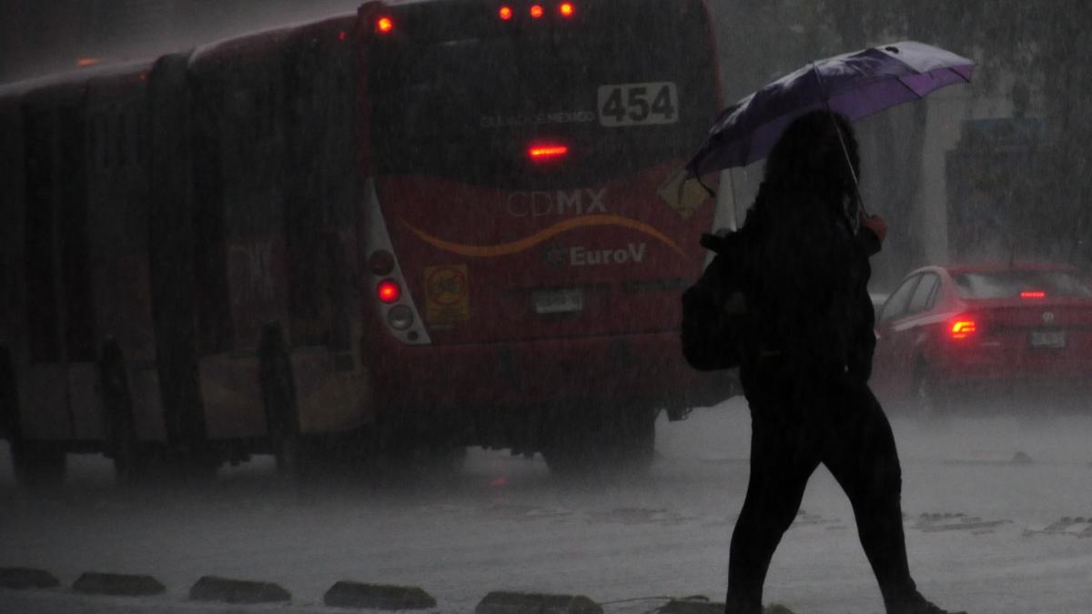 Clima CDMX. ¡No olvides el paraguas! Siguen las lluvias con viento de 45 km/h