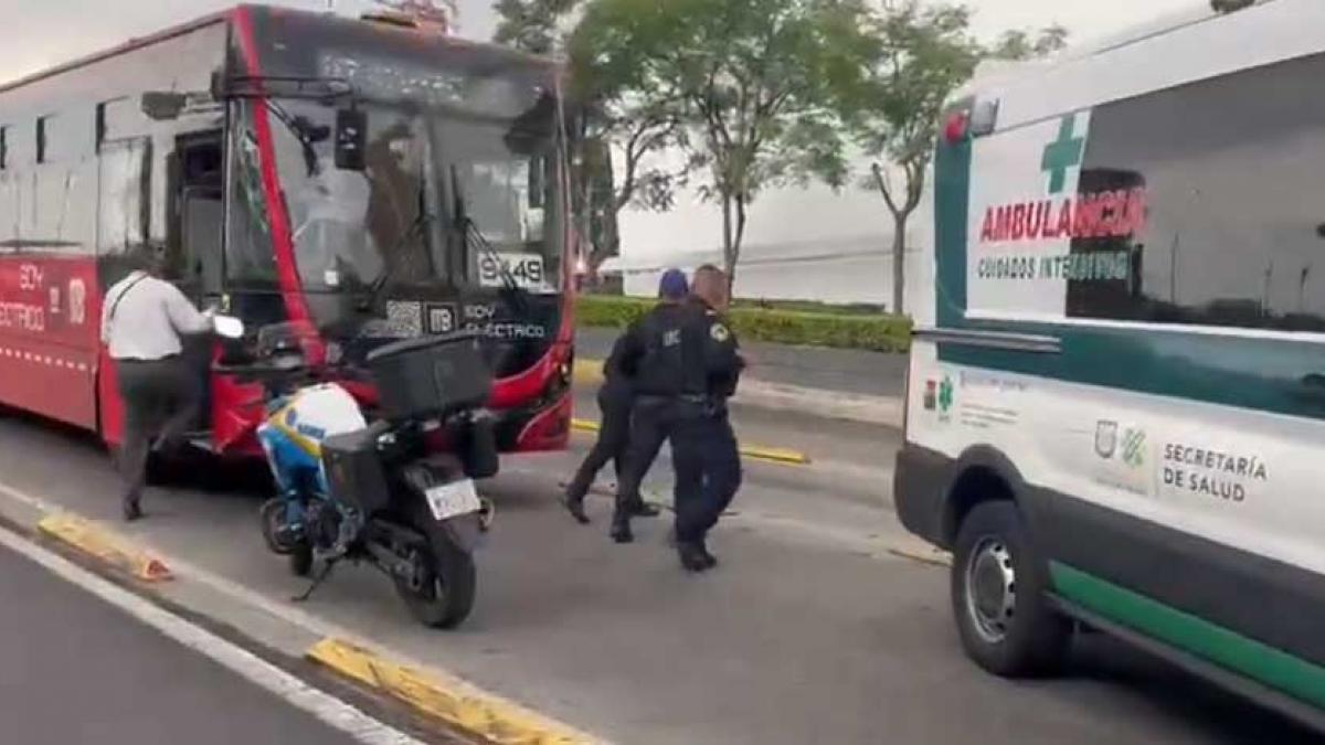 Choque entre Metrobús y camioneta deja al menos 12 lesionados en la Doctores