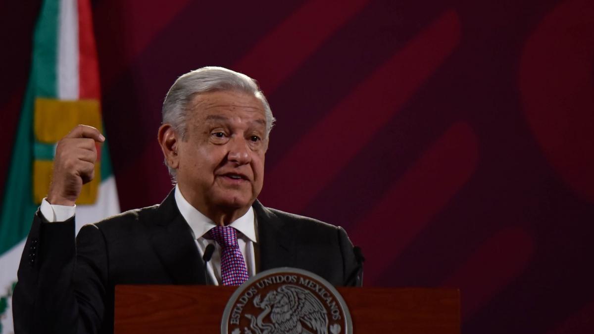 AMLO pide al INE facilidades para voto de mexicanos en EU