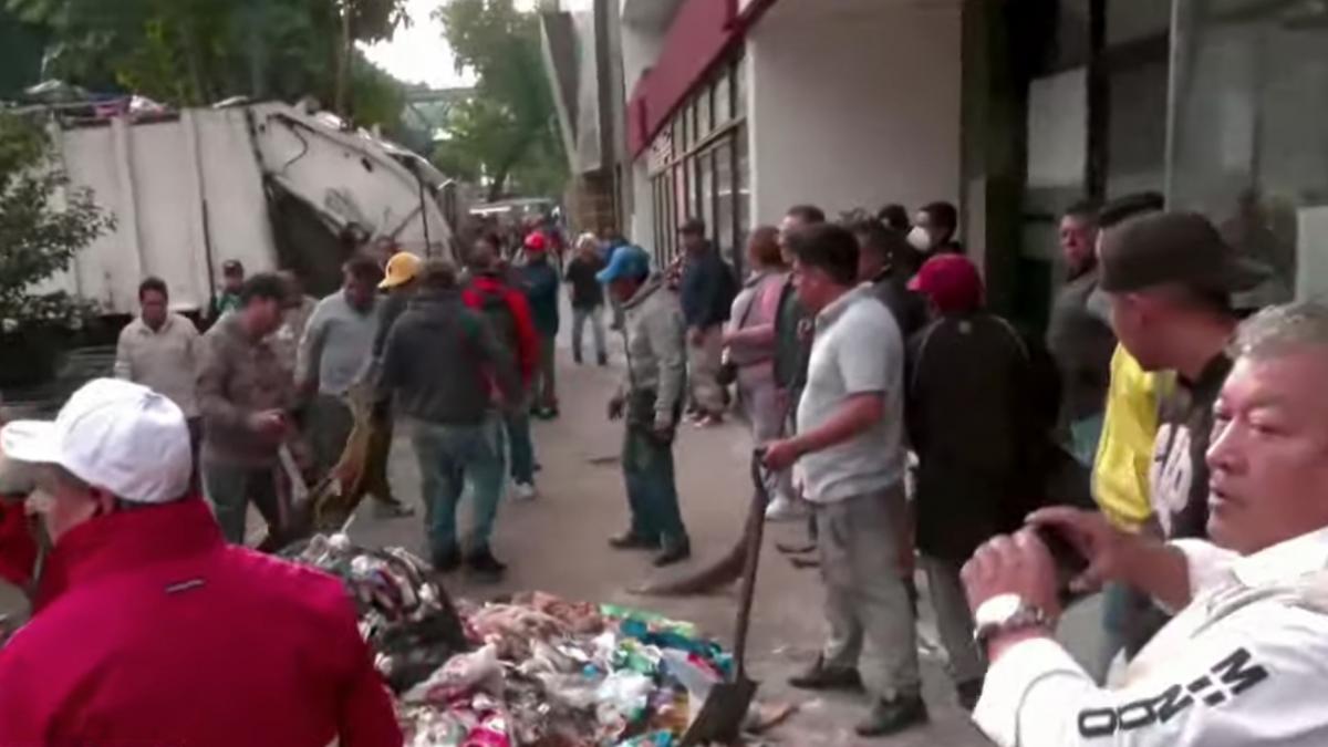 CDMX. Recolectores protestan lanzando basura en la vía pública por falta de pago