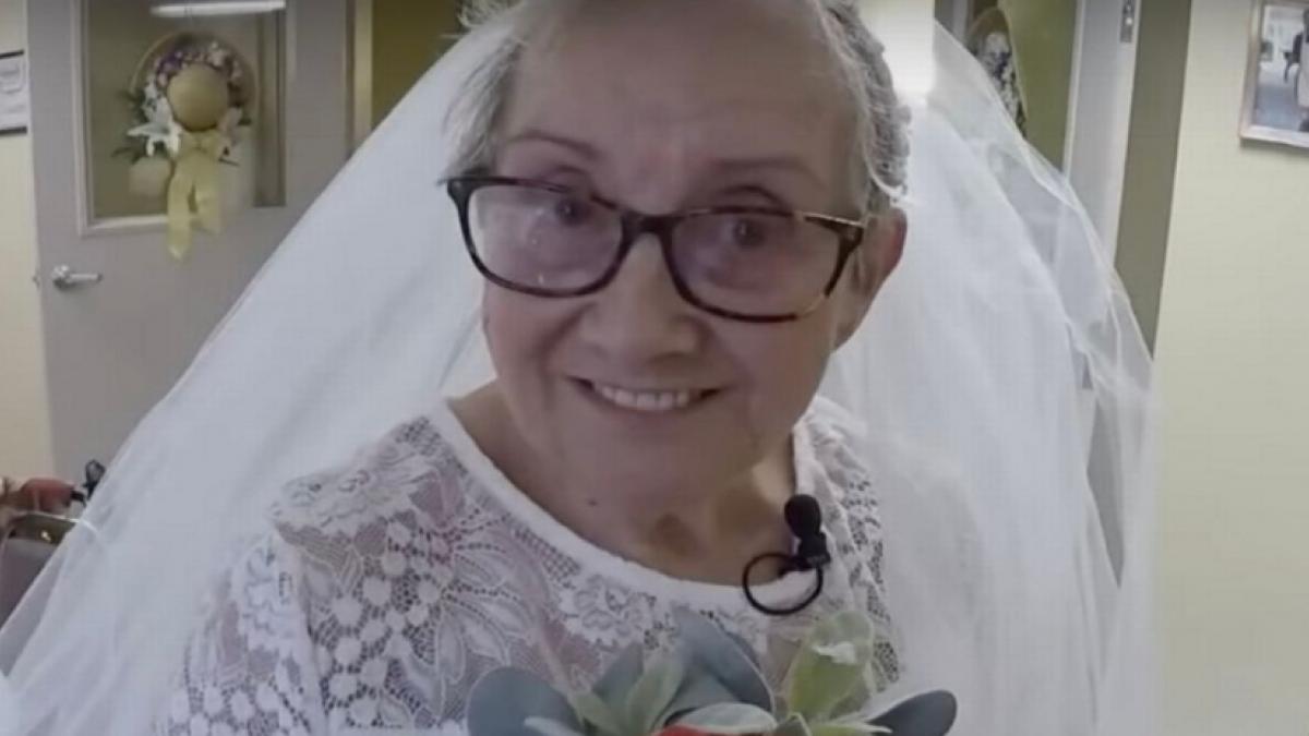 Abuelita se casa con ella misma tras pasar 40 años soltera