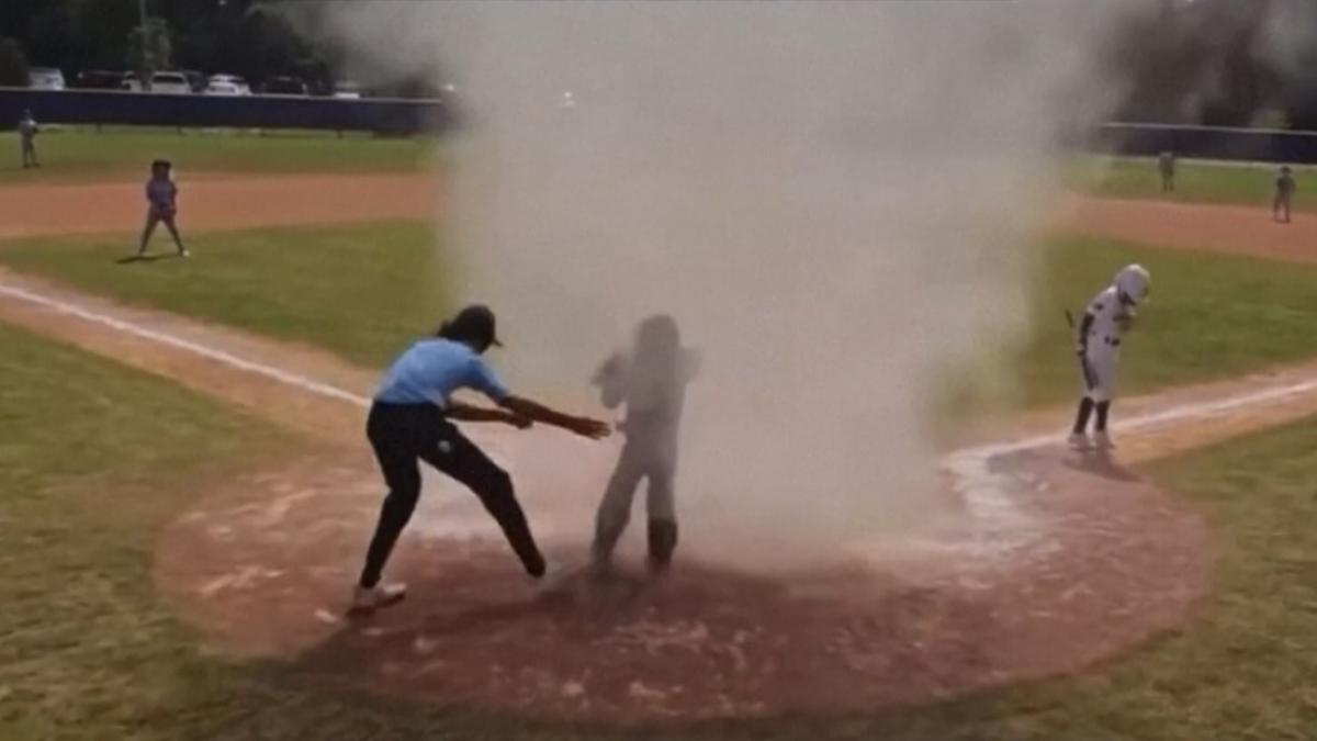 VIDEO. Remolino de polvo atrapa a un niño durante un juego de béisbol