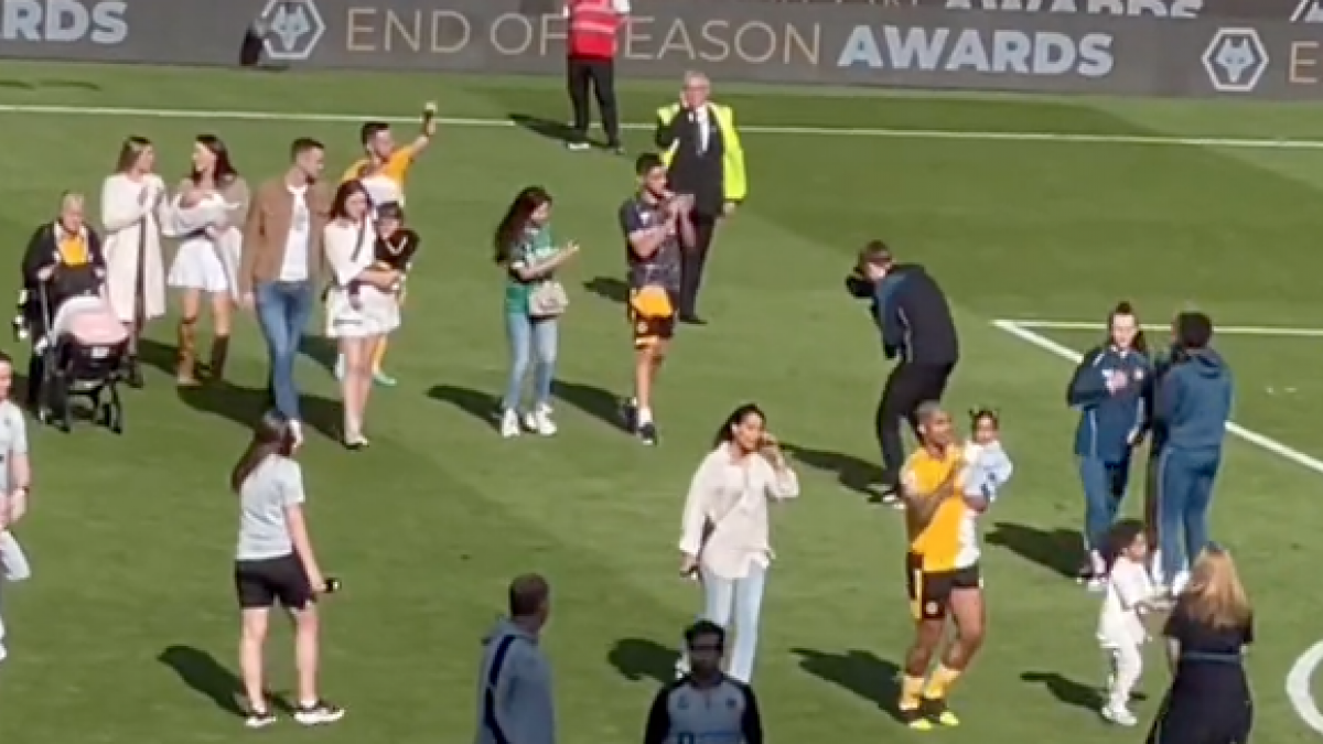 VIDEO: Raúl Jiménez se despide entre lágrimas de la afición del Wolverhampton, que le rinde tremenda ovación