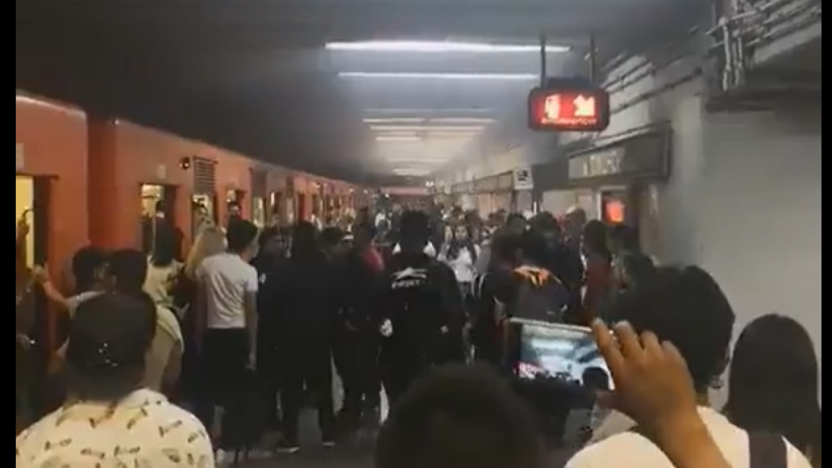 Metro CDMX aplica extintor en vías de la Línea 9 debido a un objeto metálico