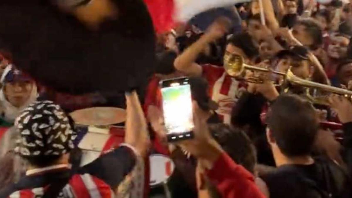 Chivas: Aficionados del Rebaño arman espectacular serenata previo a la vuelta de semifinales contra América (VIDEO)