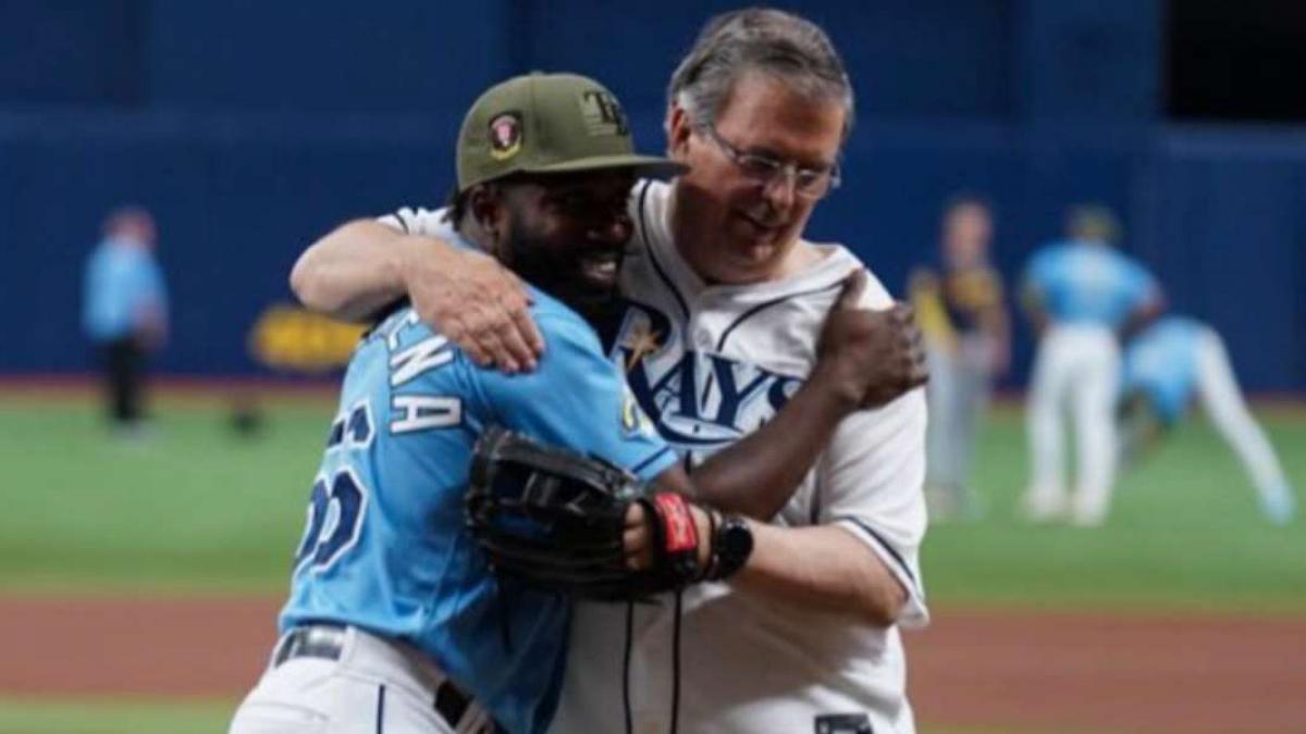 Arozarena agradece a AMLO apoyo al beisbol; Ebrard lanza primera bola en partido de Tampa Bay Rays